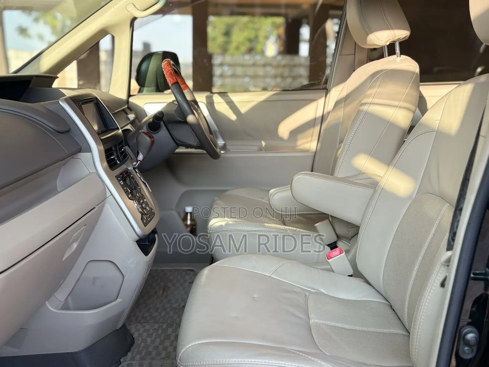 Toyota Noah 2.0 158hp FWD (7 Seater) 2012 Black