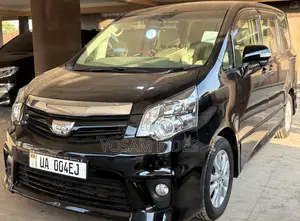 Toyota Noah 2.0 158hp FWD (7 Seater) 2012 Black