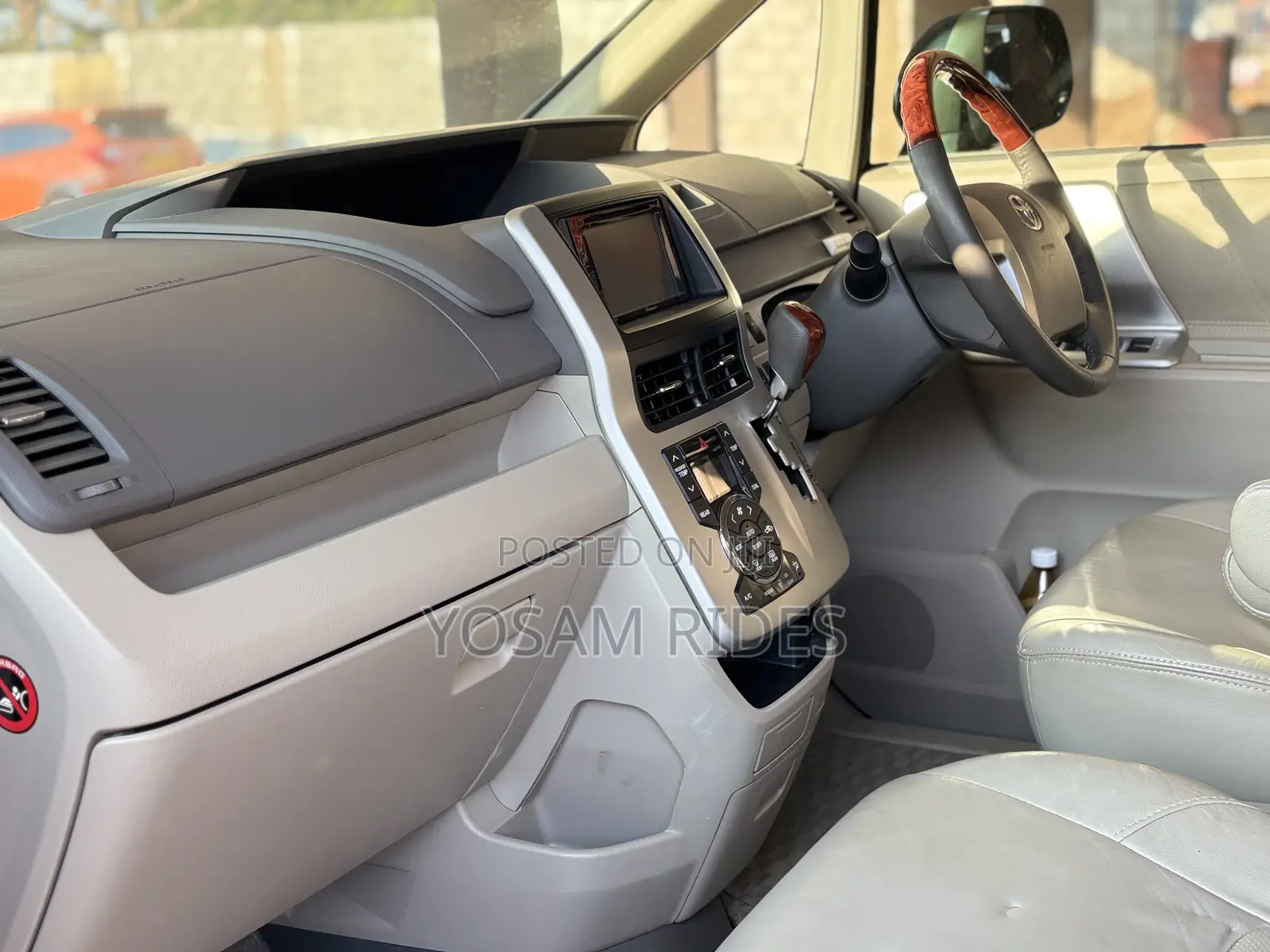 Toyota Noah 2.0 158hp FWD (7 Seater) 2012 Black