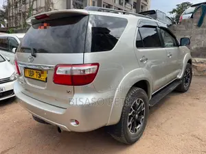 Toyota Fortuner 2011 Gold