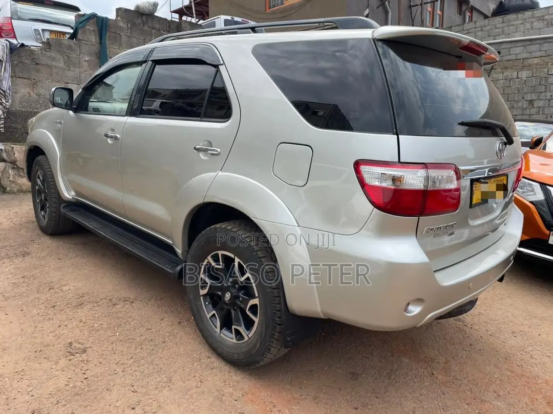 Toyota Fortuner 2011 Gold