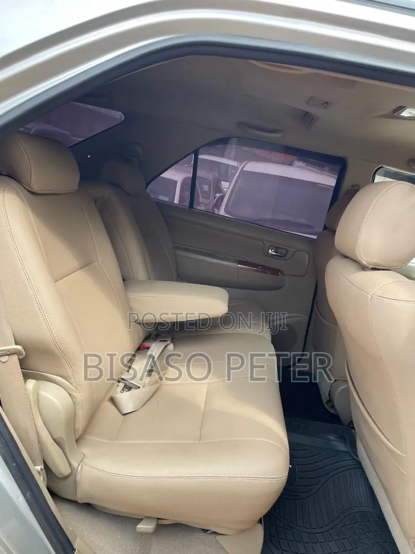 Toyota Fortuner 2011 Gold