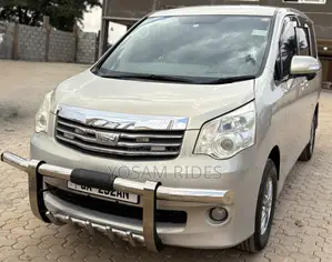 Toyota Noah 2.0 158hp FWD (7 Seater) 2012 Gold