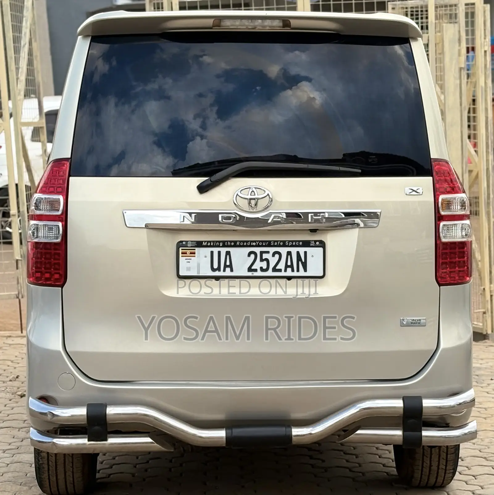 Toyota Noah 2.0 158hp FWD (7 Seater) 2012 Gold