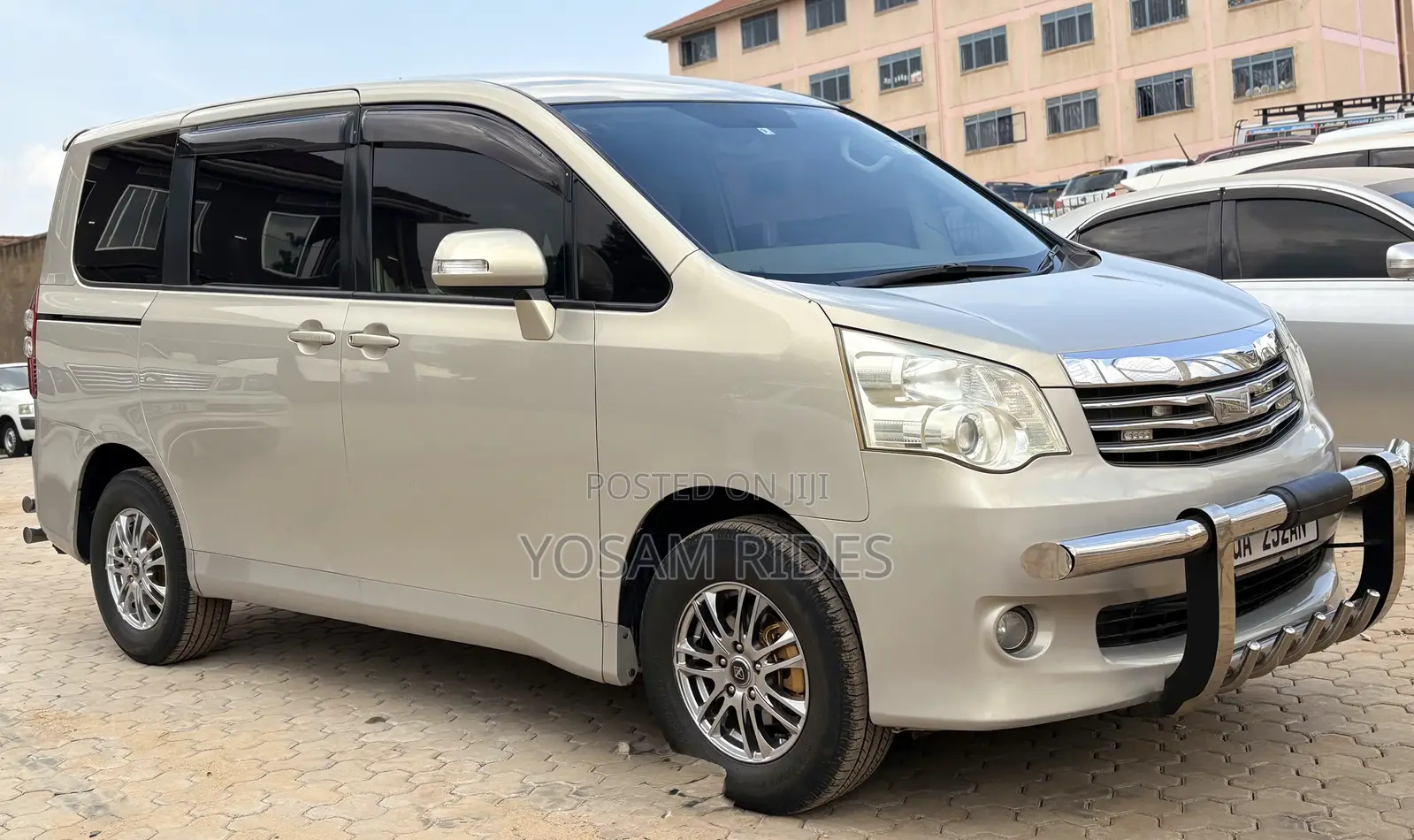 Toyota Noah 2.0 158hp FWD (7 Seater) 2012 Gold