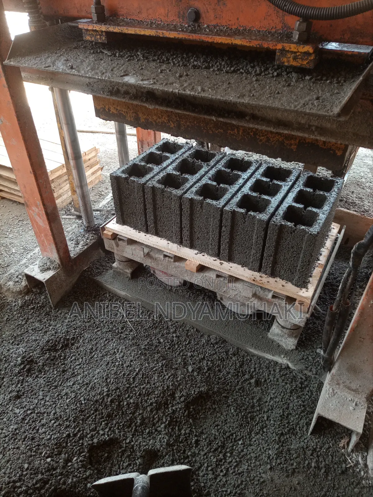High Quality 6 - Inch Hollow Blocks (Free Delivery With in Kampala)