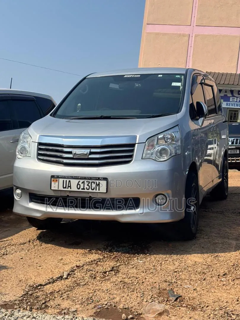 Toyota Noah 2011 Silver