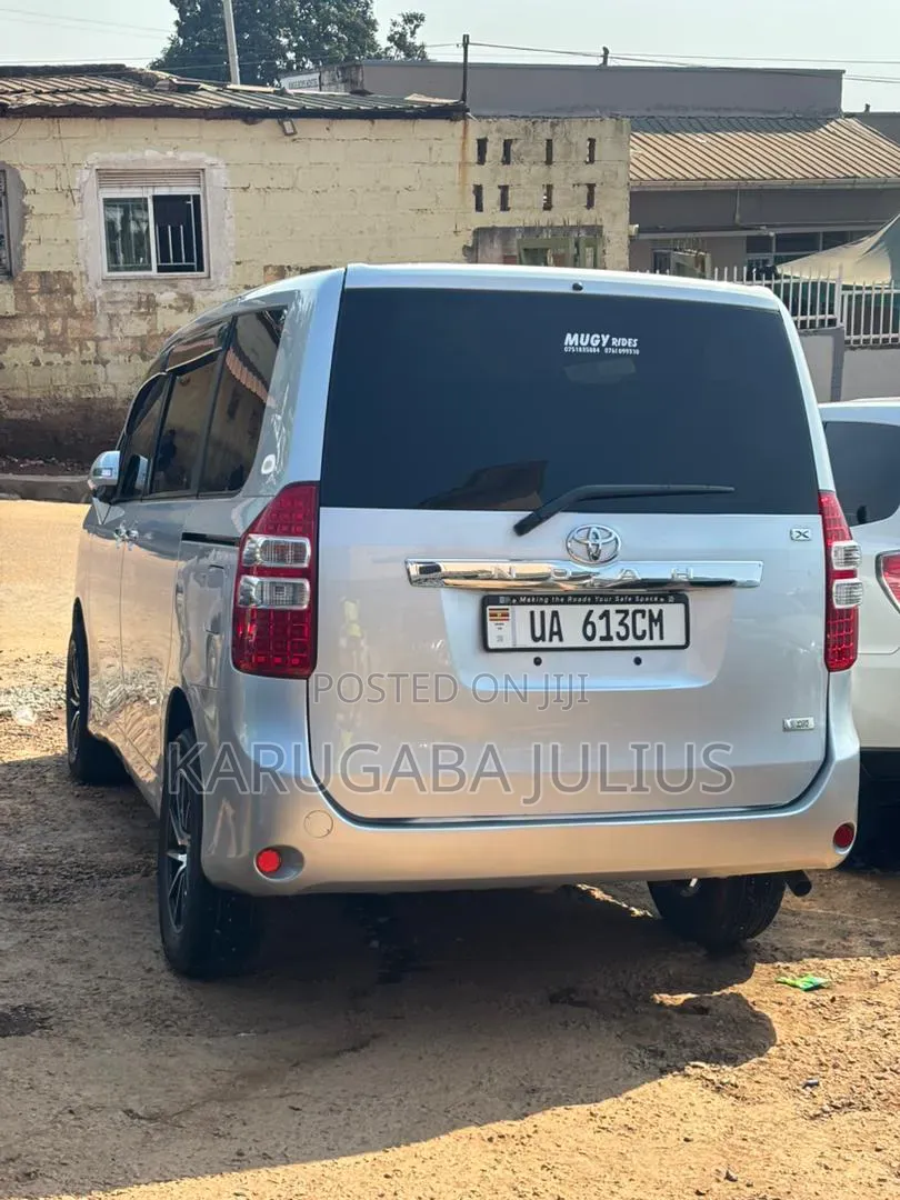 Toyota Noah 2011 Silver