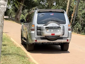 Mitsubishi Pajero 2011 Silver