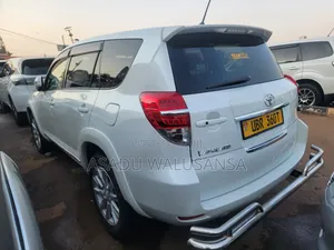 Toyota Vanguard 2011 White