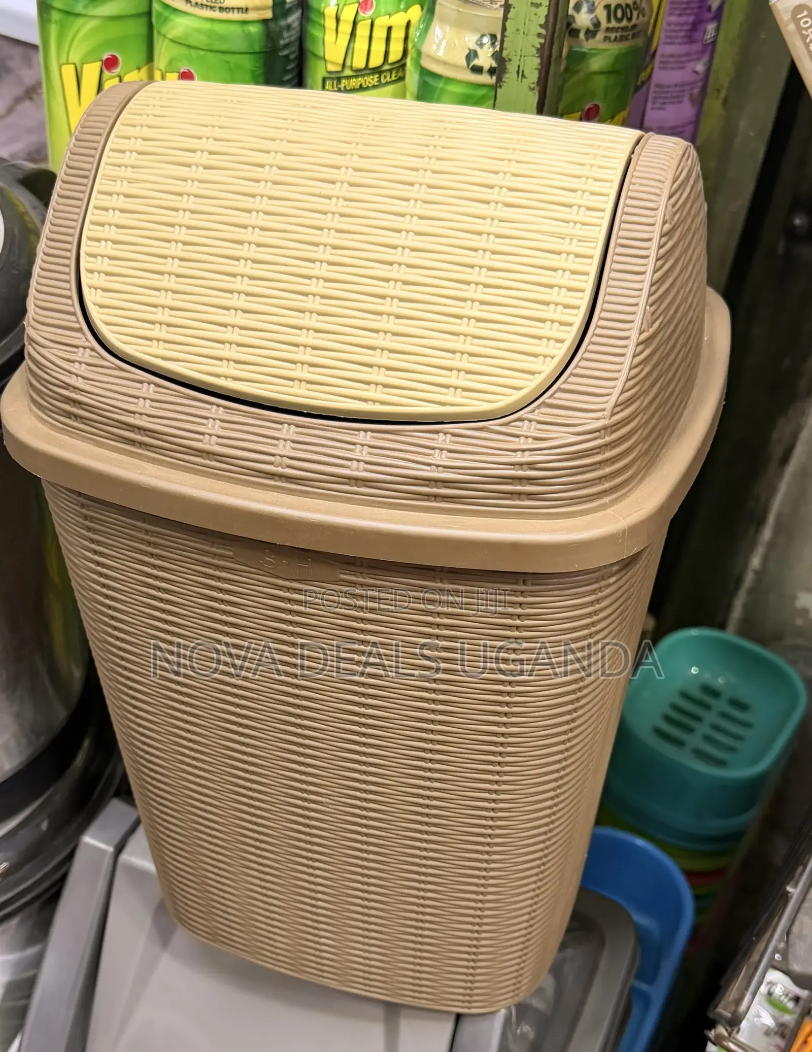 Dustbin With Detachable Swinging Lid
