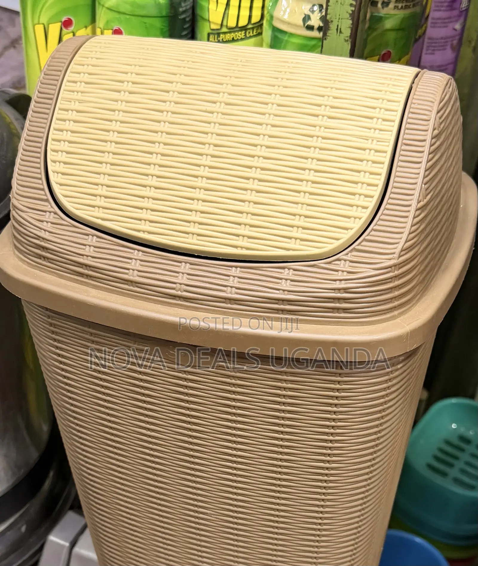Dustbin With Detachable Swinging Lid