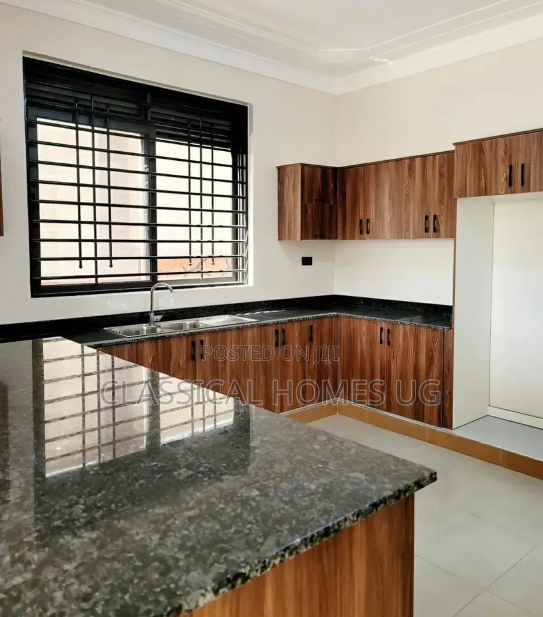 5bdrm Duplex in Muyenga, Central Division for rent