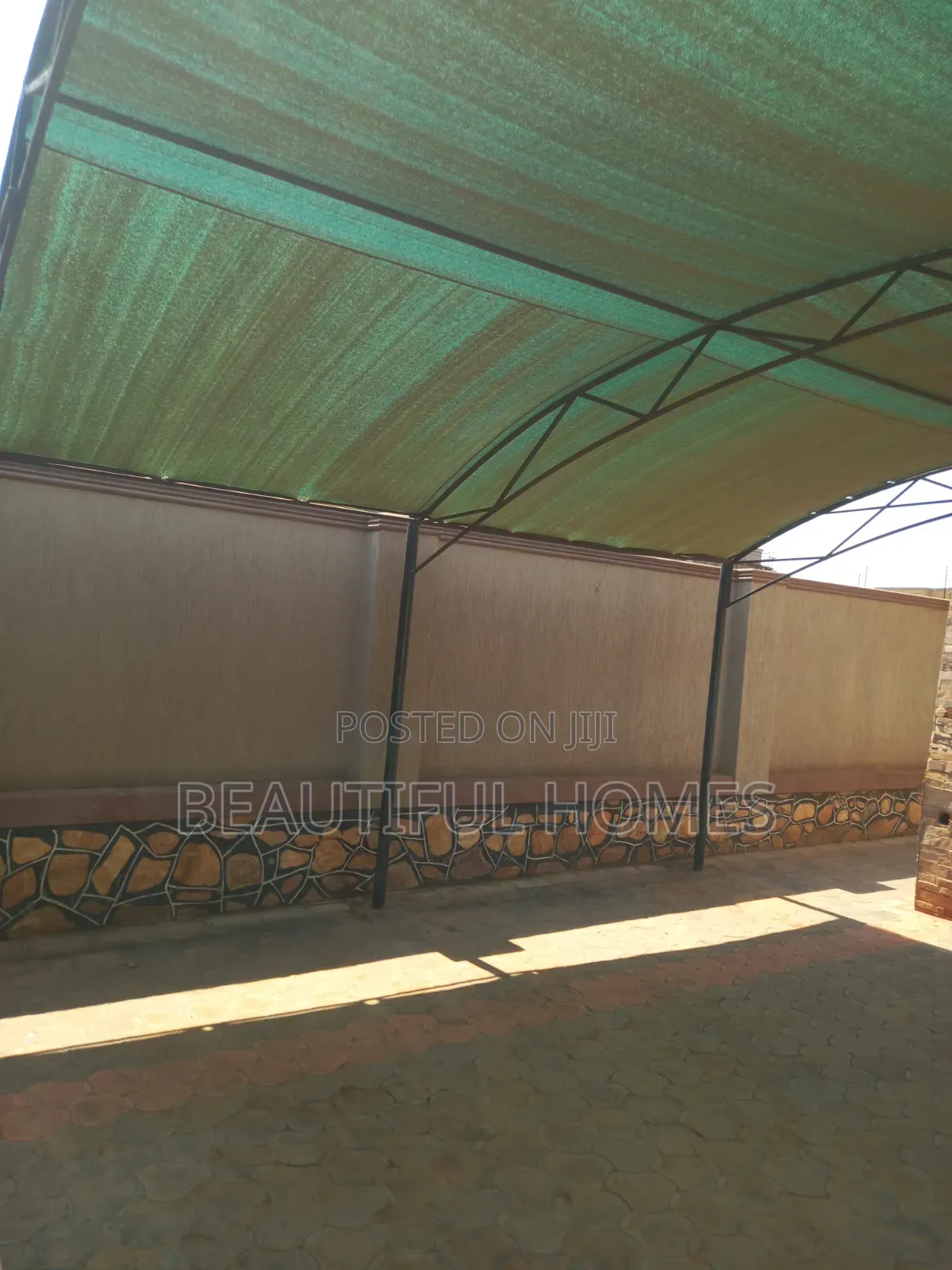 Furnished 4bdrm Duplex in Kira Posh Rich for sale