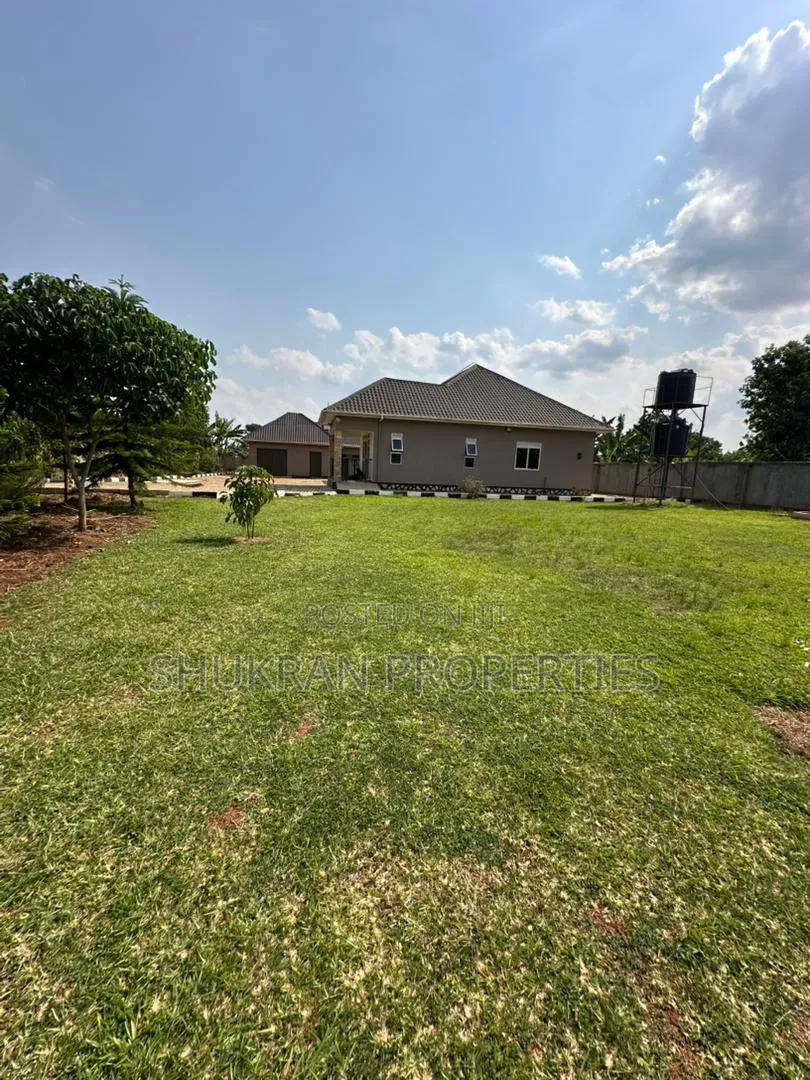 4bdrm Bungalow in Nakifuma, Central Division for sale
