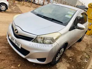 Toyota Vitz 1.0 FWD 5dr 2012 Silver