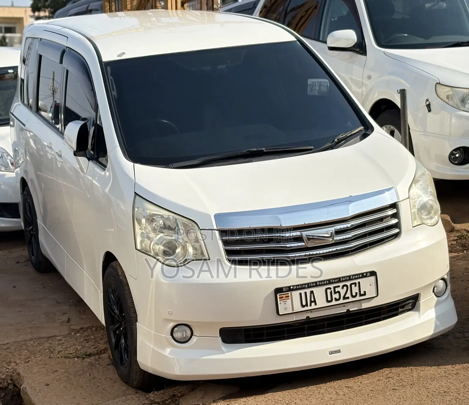 Toyota Noah 2.0 143hp FWD (8 Seater) 2012 White