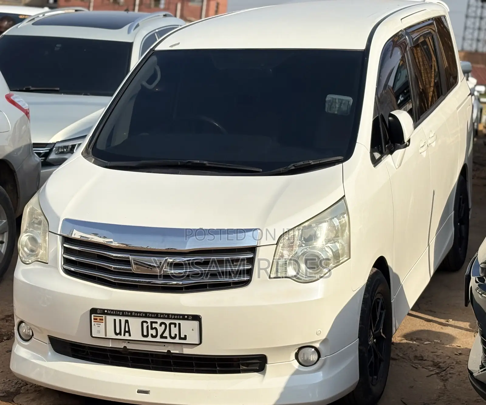 Toyota Noah 2.0 143hp FWD (8 Seater) 2012 White