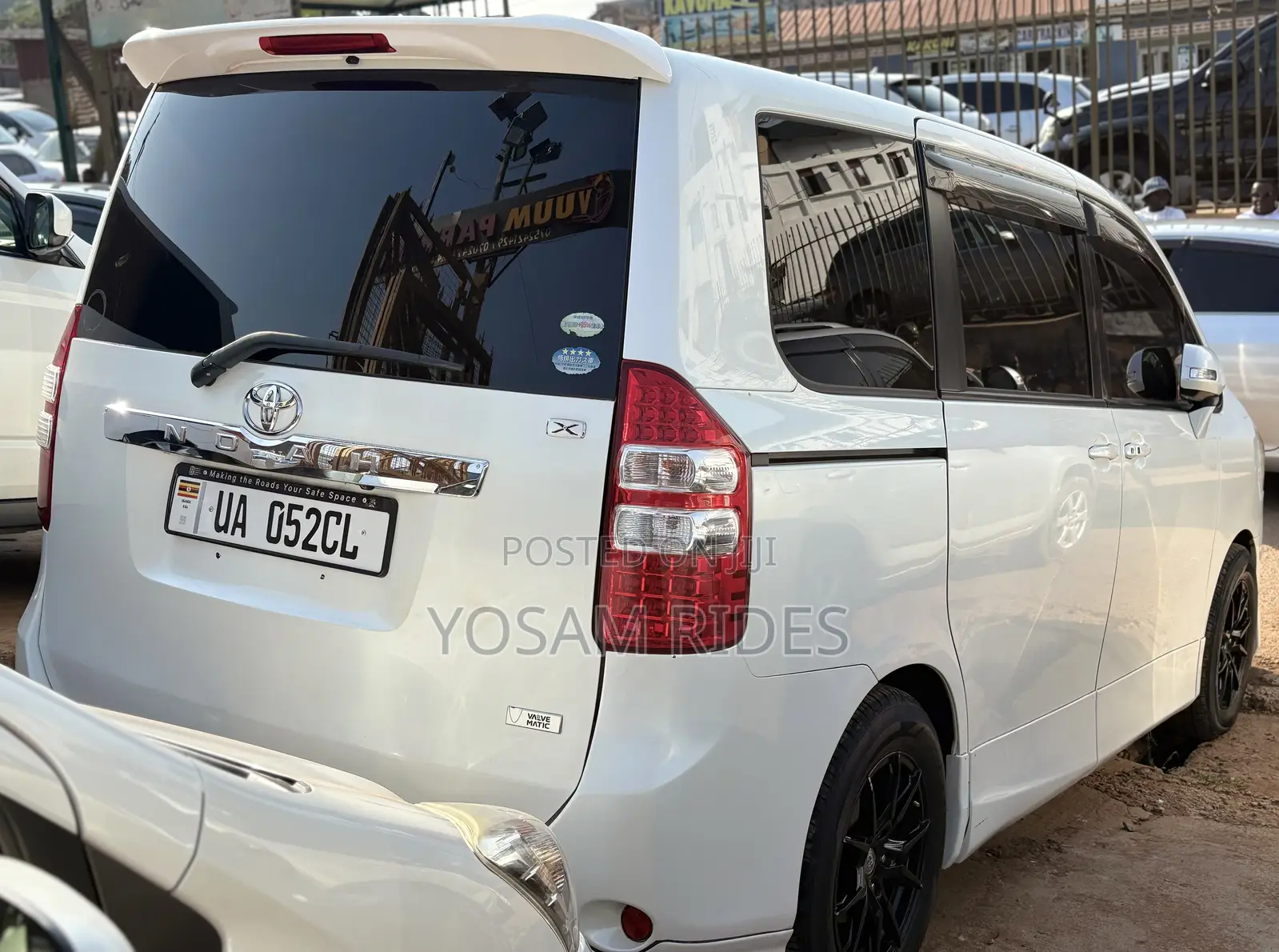 Toyota Noah 2.0 143hp FWD (8 Seater) 2012 White