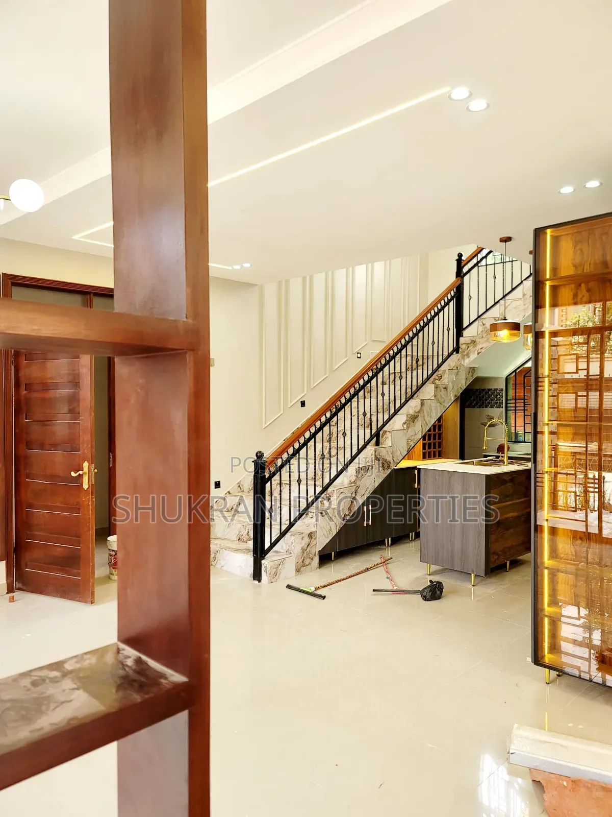 8bdrm Mansion in Akright City, Central Division for sale