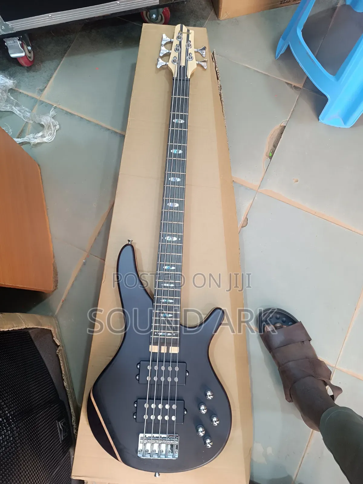 Active Five (5) Strings Active Bass Guitar