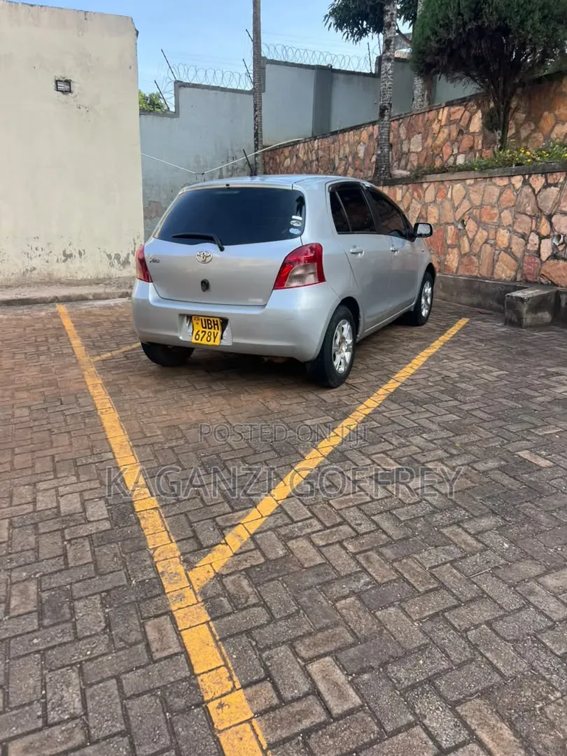 Toyota Vitz 2004 Silver