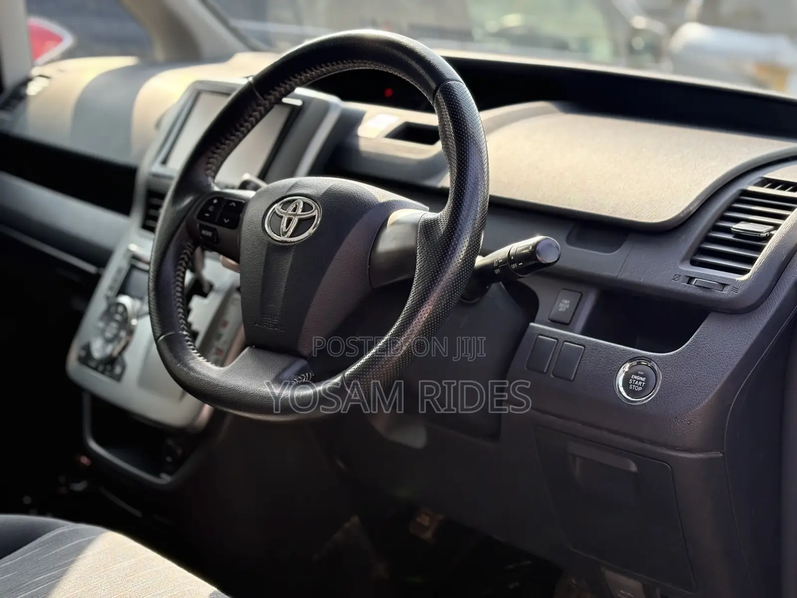 Toyota Noah 2.0 158hp FWD (7 Seater) 2012 Silver