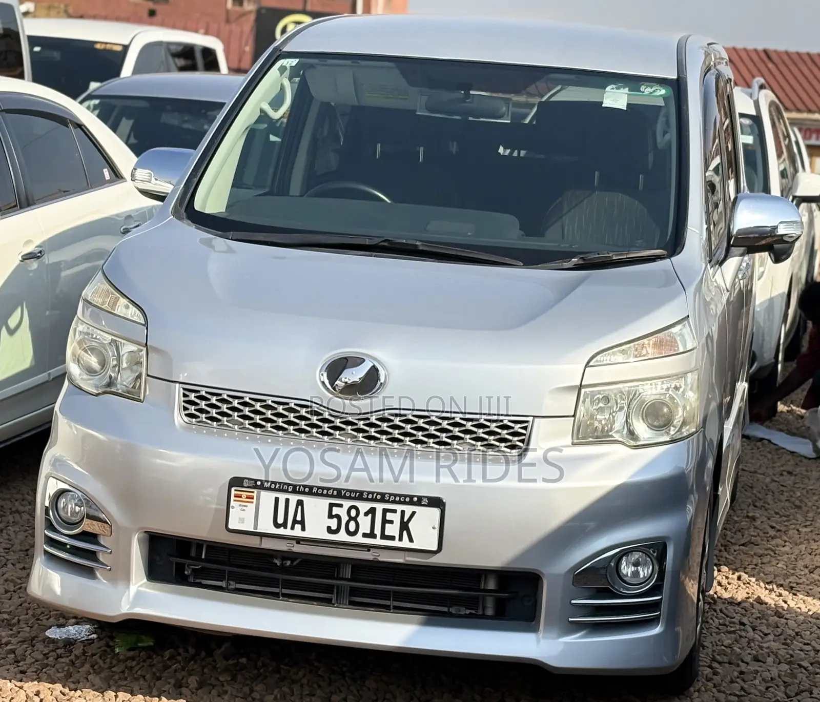 Toyota Noah 2.0 158hp FWD (7 Seater) 2012 Silver