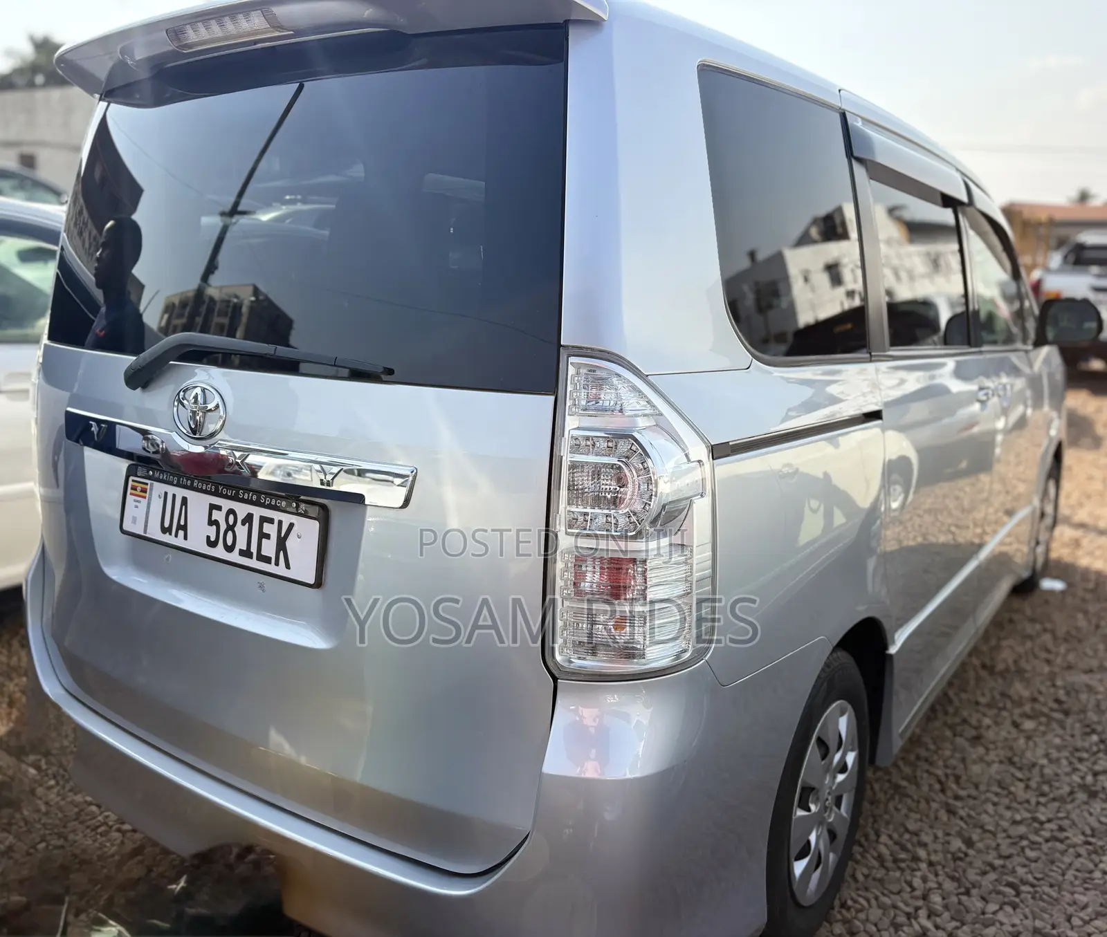 Toyota Noah 2.0 158hp FWD (7 Seater) 2012 Silver
