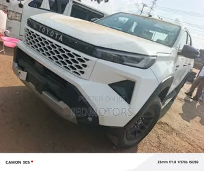 New Toyota Hilux 2025 White