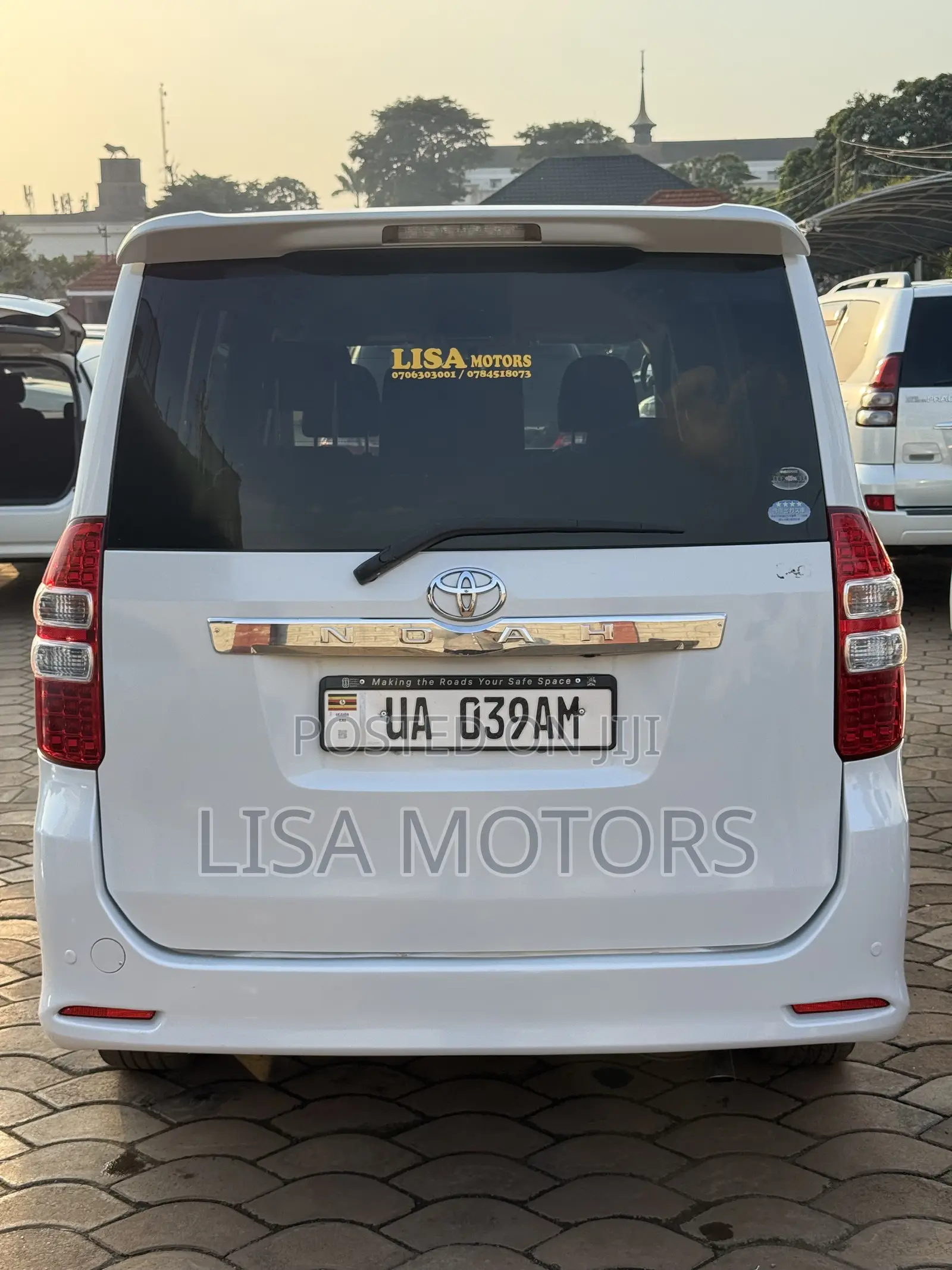 Toyota Noah 2.0 143hp AWD (8 Seater) 2011 White