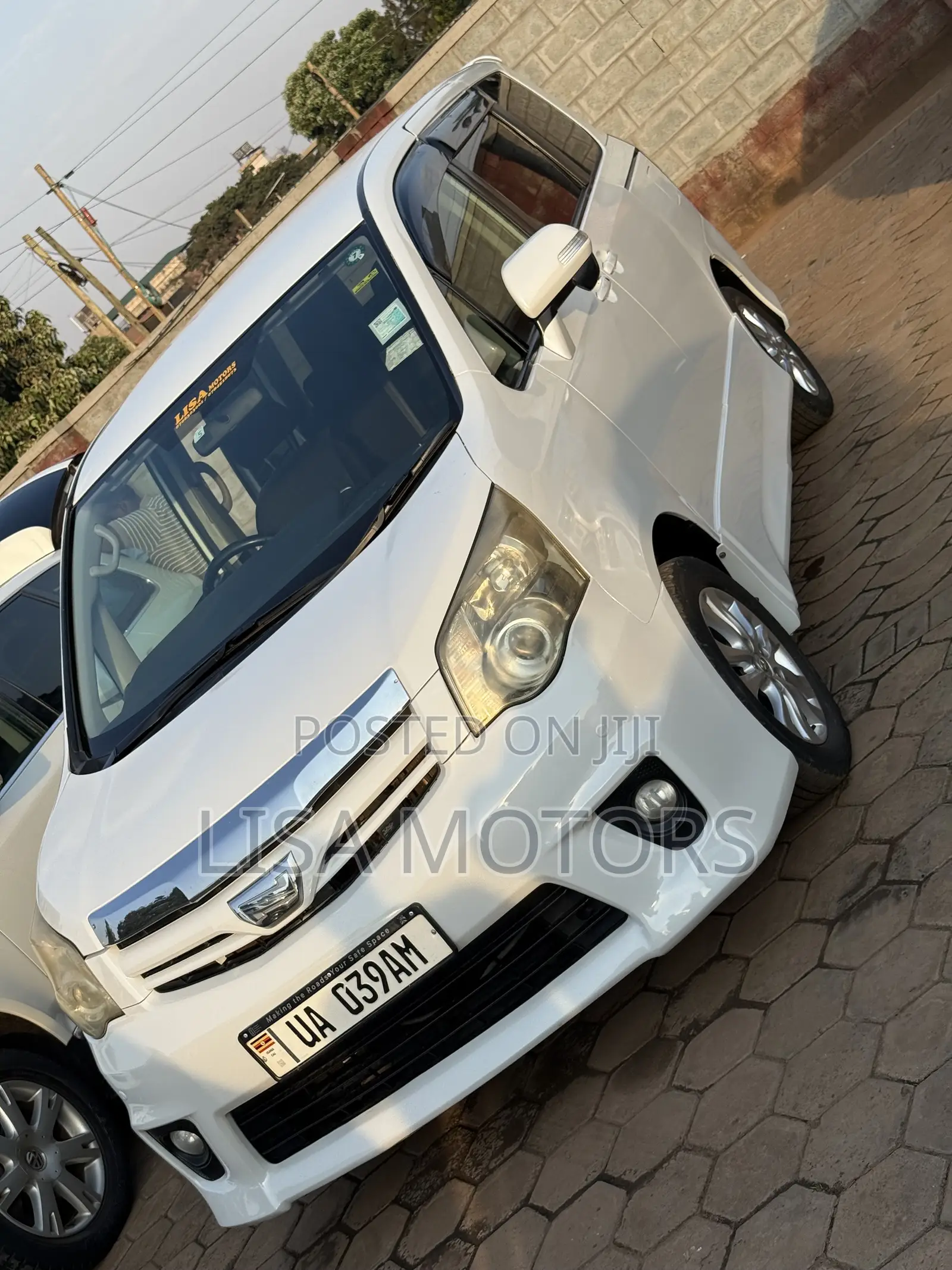Toyota Noah 2.0 143hp AWD (8 Seater) 2011 White