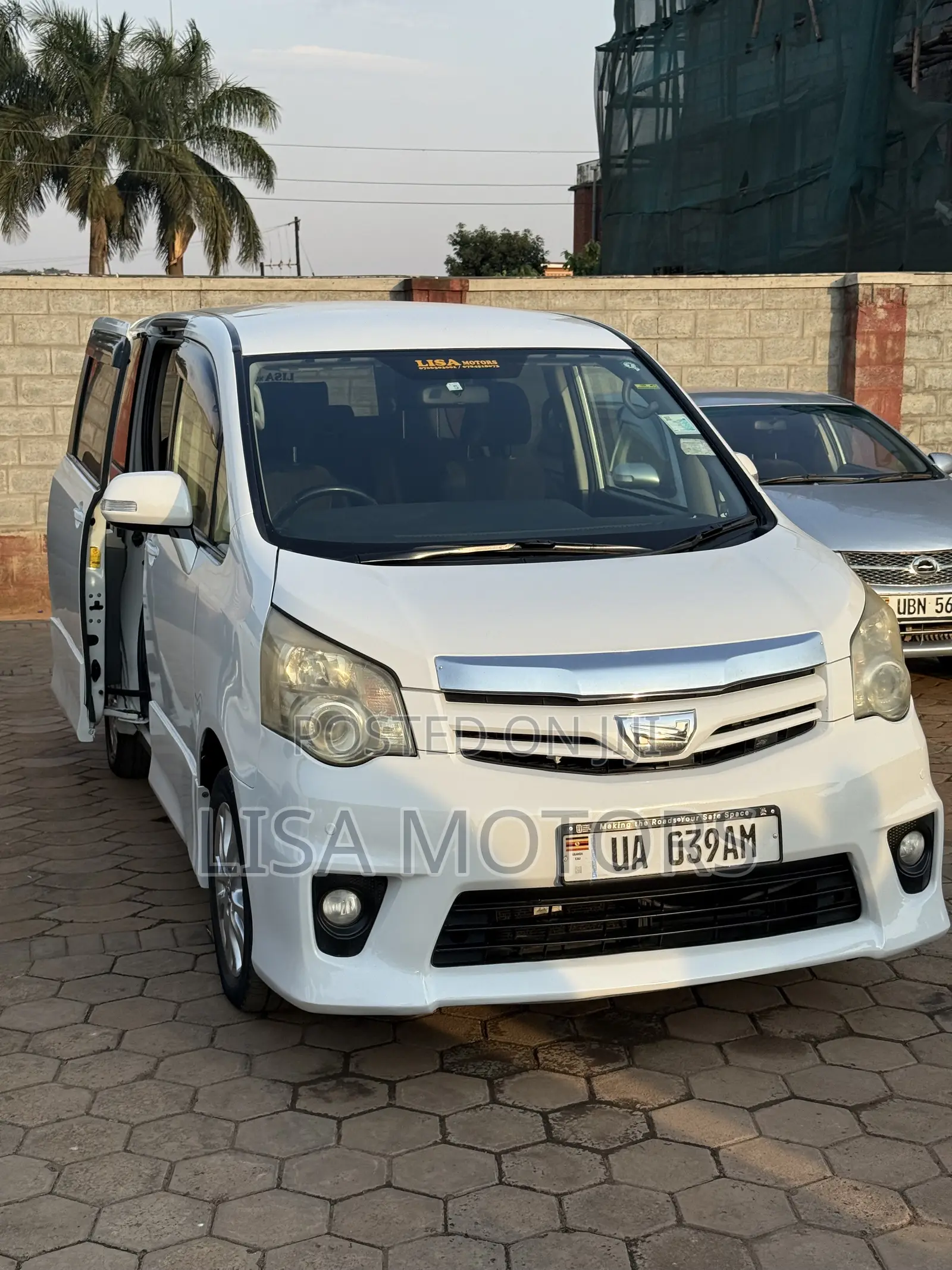Toyota Noah 2.0 143hp AWD (8 Seater) 2011 White