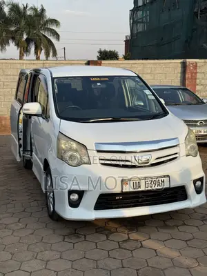 Toyota Noah 2.0 143hp AWD (8 Seater) 2011 White
