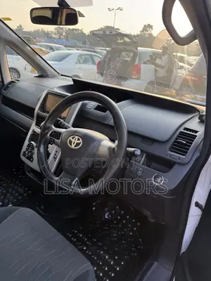 Toyota Noah 2.0 143hp AWD (8 Seater) 2011 White