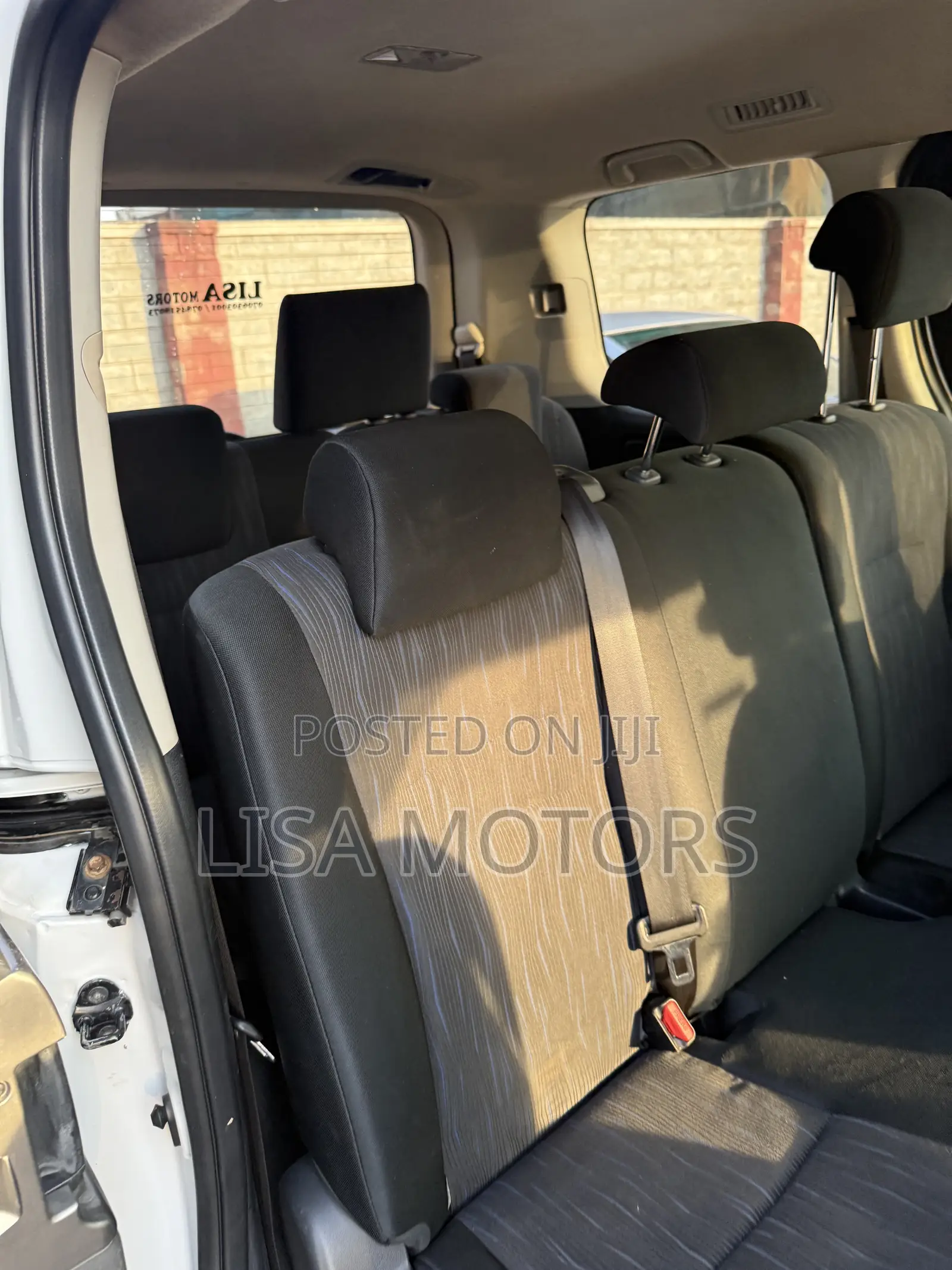 Toyota Noah 2.0 143hp AWD (8 Seater) 2011 White