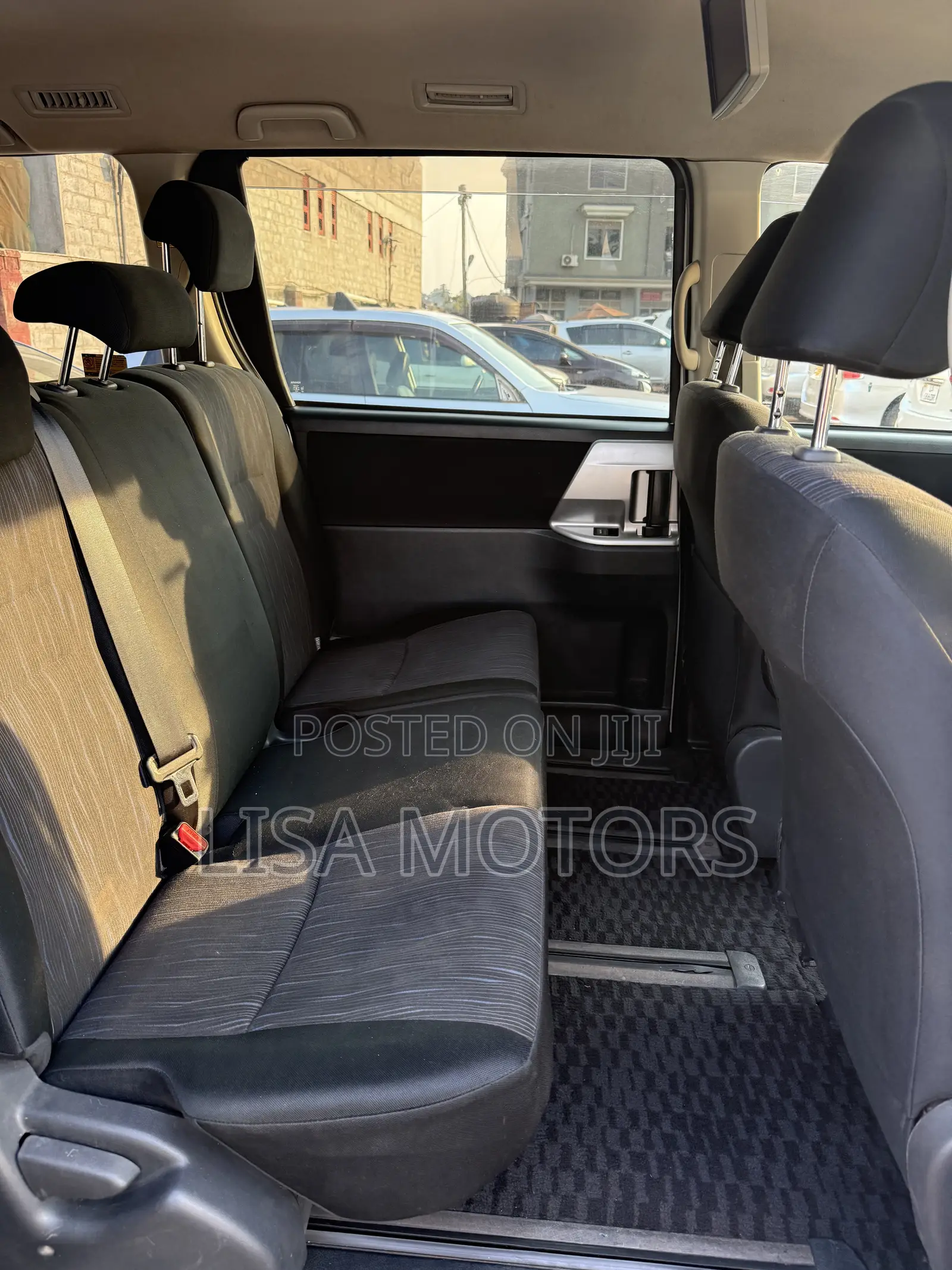 Toyota Noah 2.0 143hp AWD (8 Seater) 2011 White