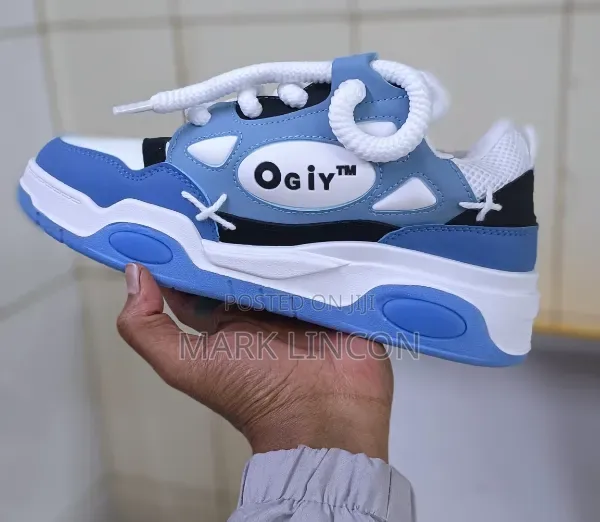 Ogiy Low Top Sneakers