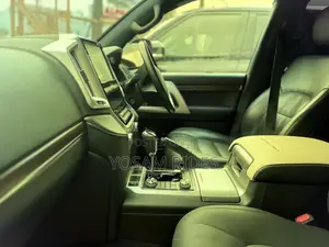 Toyota Land Cruiser 4.6 V8 ZX 2018 White