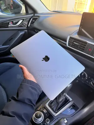 Laptop Apple MacBook Pro 2022 M2 8GB Apple M2 SSD 256GB