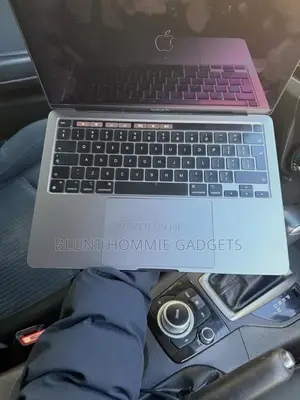 Laptop Apple MacBook Pro 2022 M2 8GB Apple M2 SSD 256GB