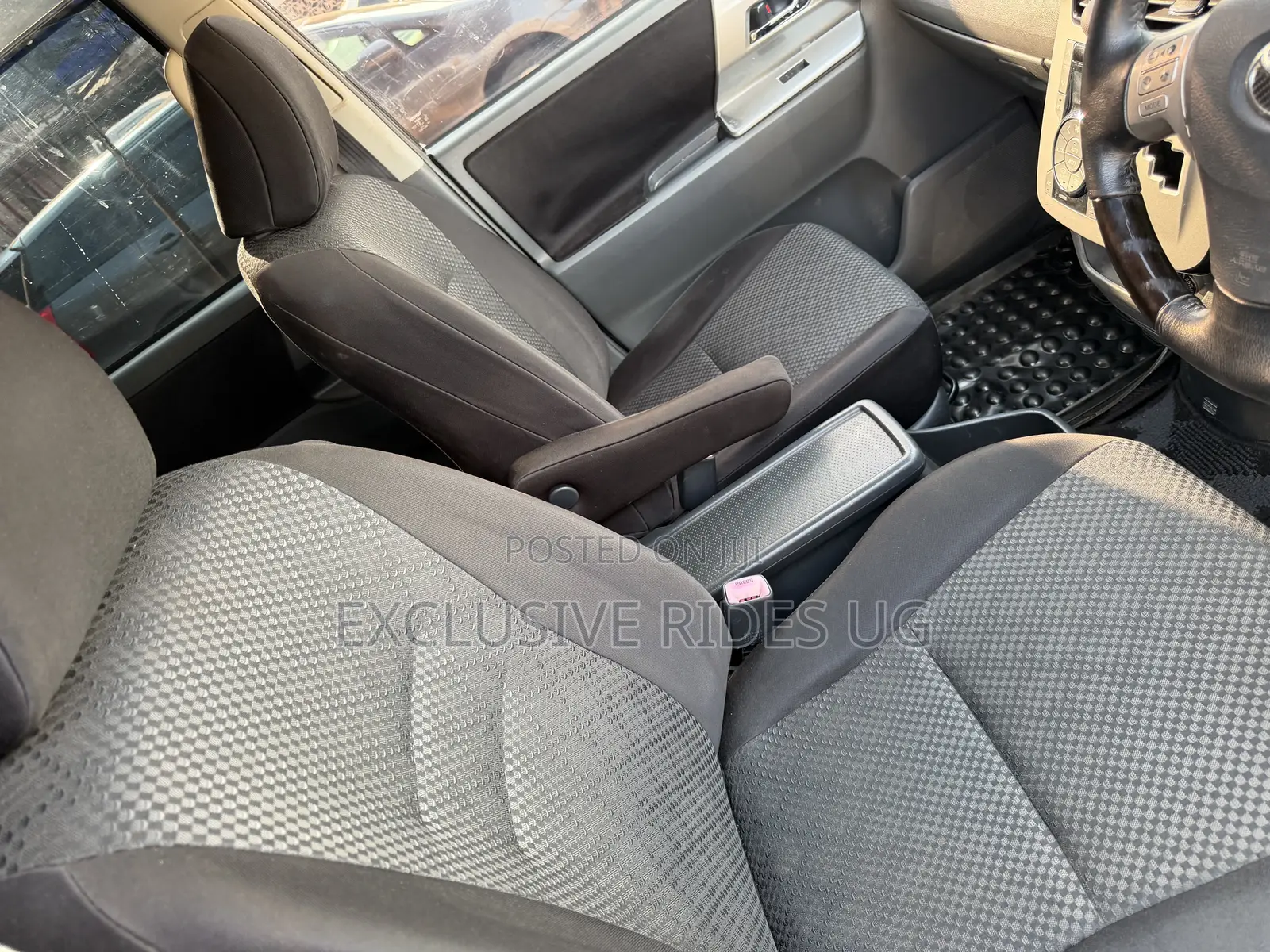 Toyota Noah 2.0 143hp FWD (7 Seater) 2010 Black