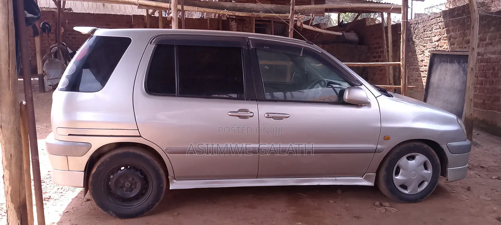 Toyota Raum 2000 Silver