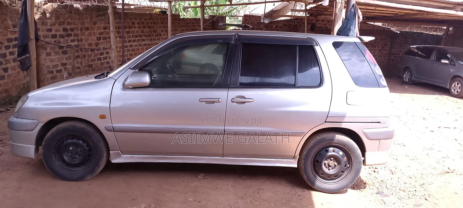 Toyota Raum 2000 Silver