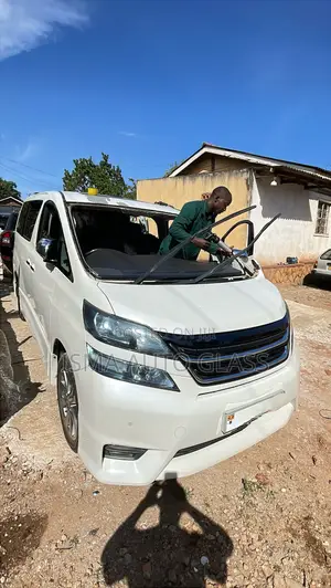 Windscreen Toyota Alphard 2009-2014