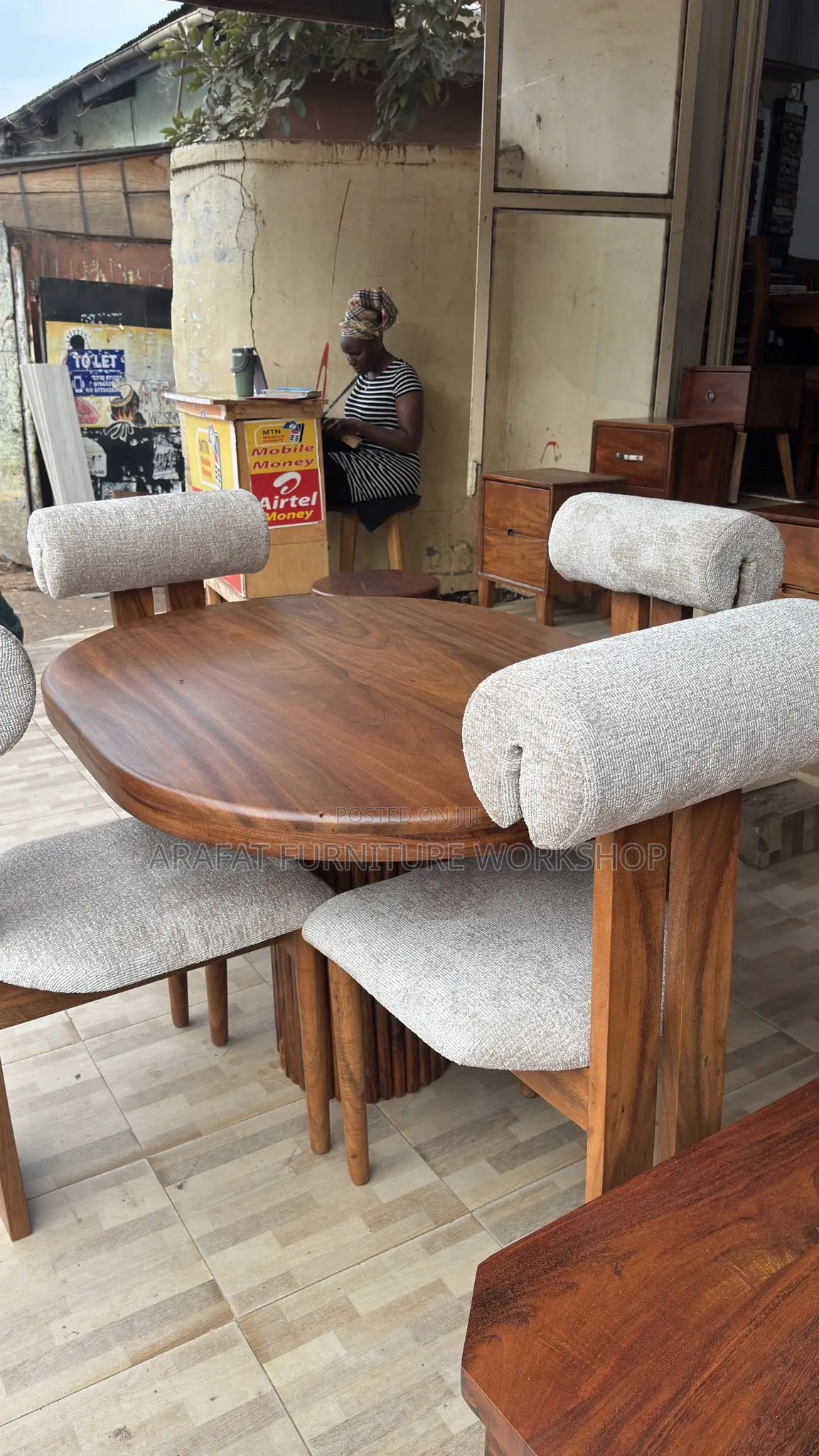 Solid Mugavu Dining Set