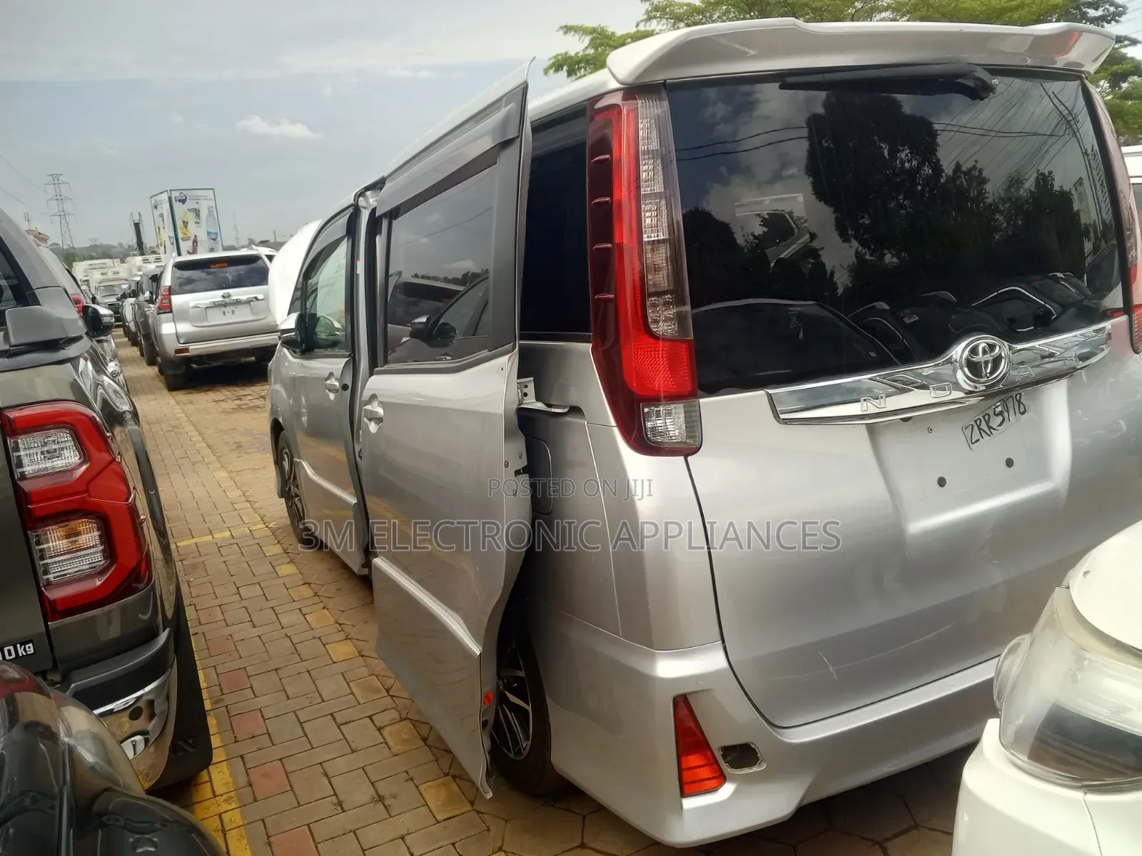Toyota Noah 2013 Silver