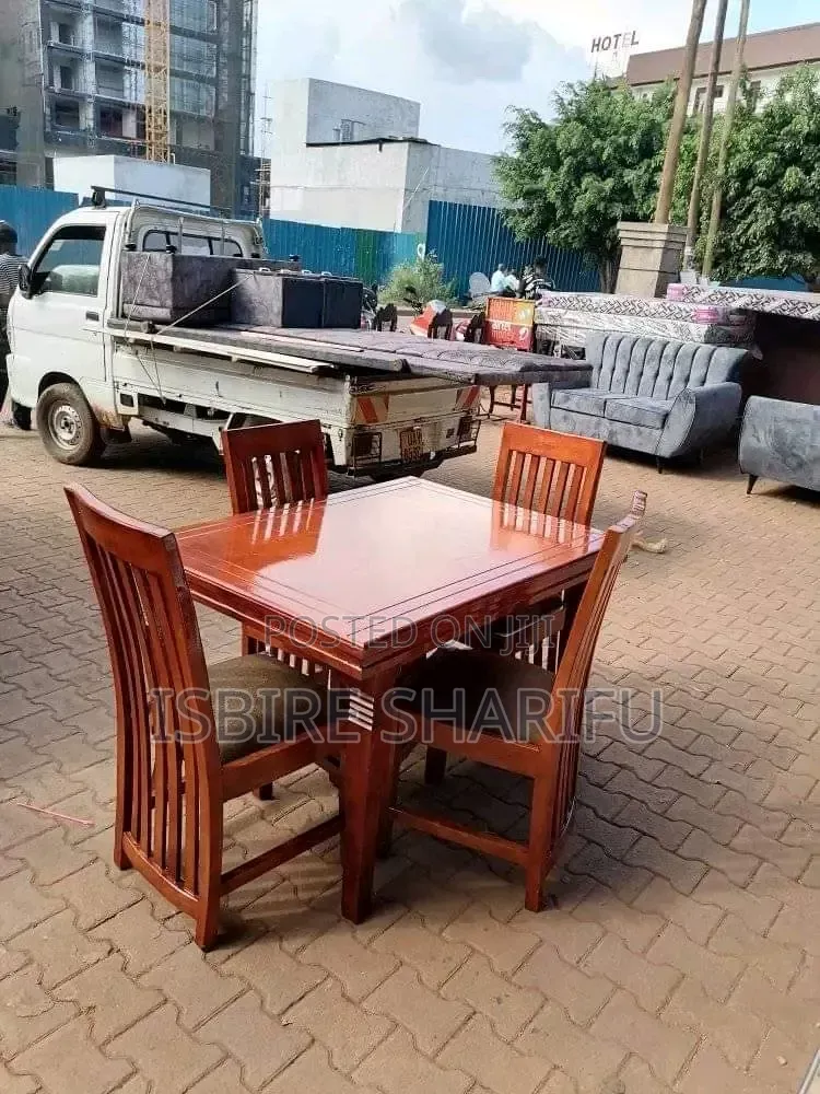 4 Seater Dining Table Mahogany Color