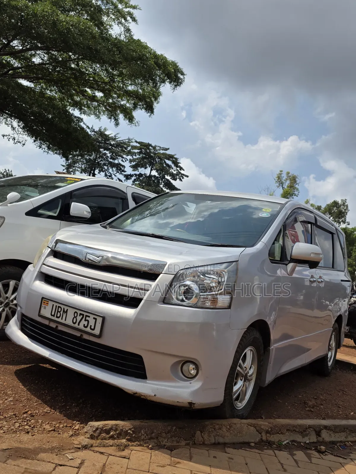 Toyota Noah 2.0 158hp AWD (8 Seater) 2009 Silver