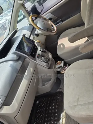Toyota Noah 2.0 158hp AWD (8 Seater) 2009 Silver